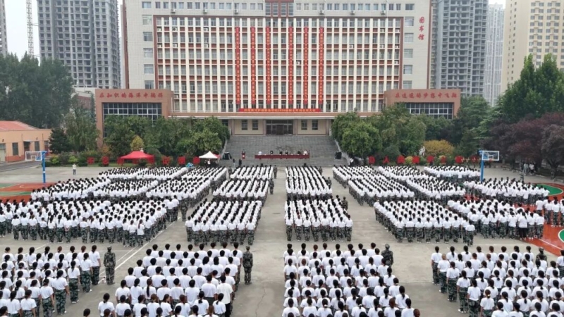 我校举行2026级新生军训总结大会