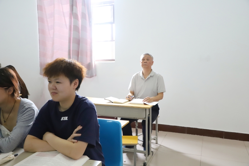 执行校长苏东民深入思政课堂听评思政课