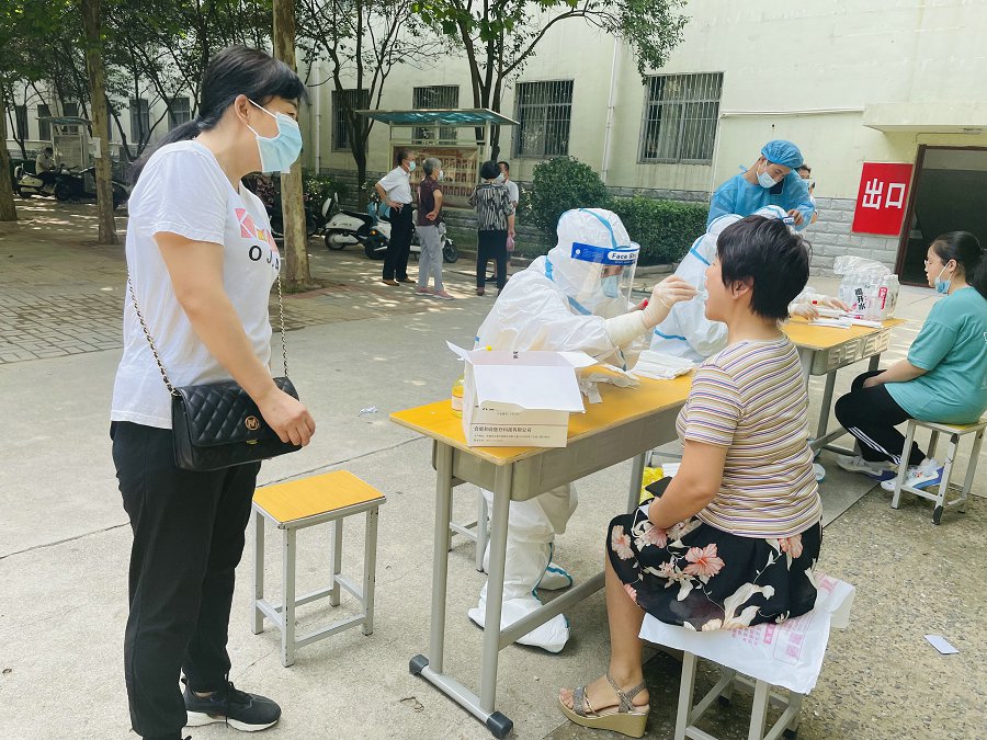 李倩倩老师在现场维持秩序.JPG