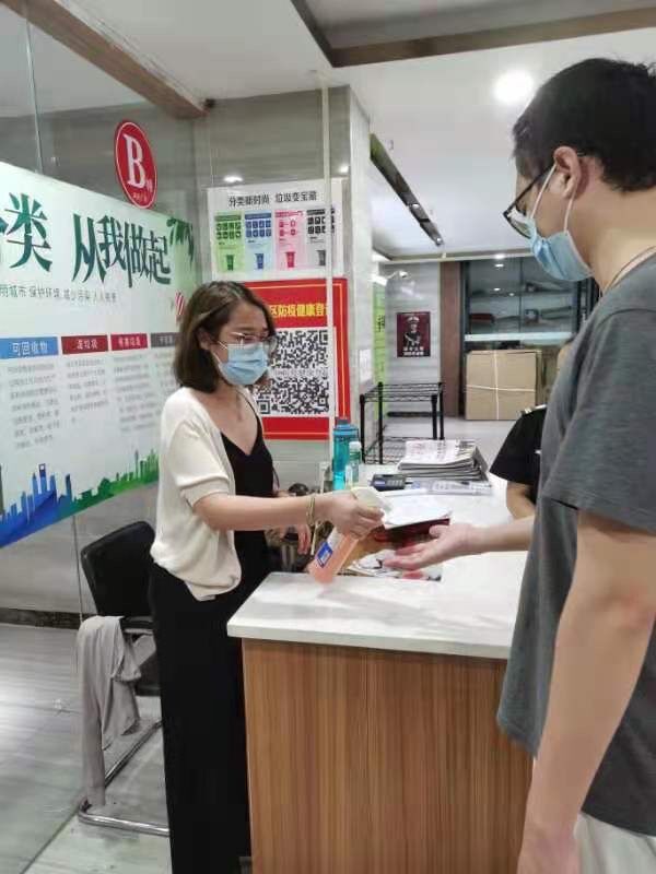 郑诗敏老师在为出入人员消毒.jpg