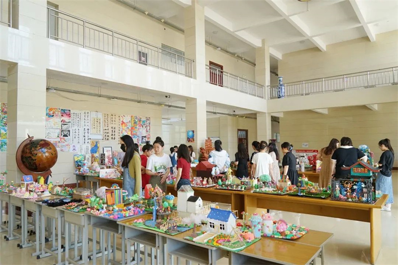 我院教育系举办学习二十大 书画展情怀书画展暨学前教育专业美术创编作品展活动